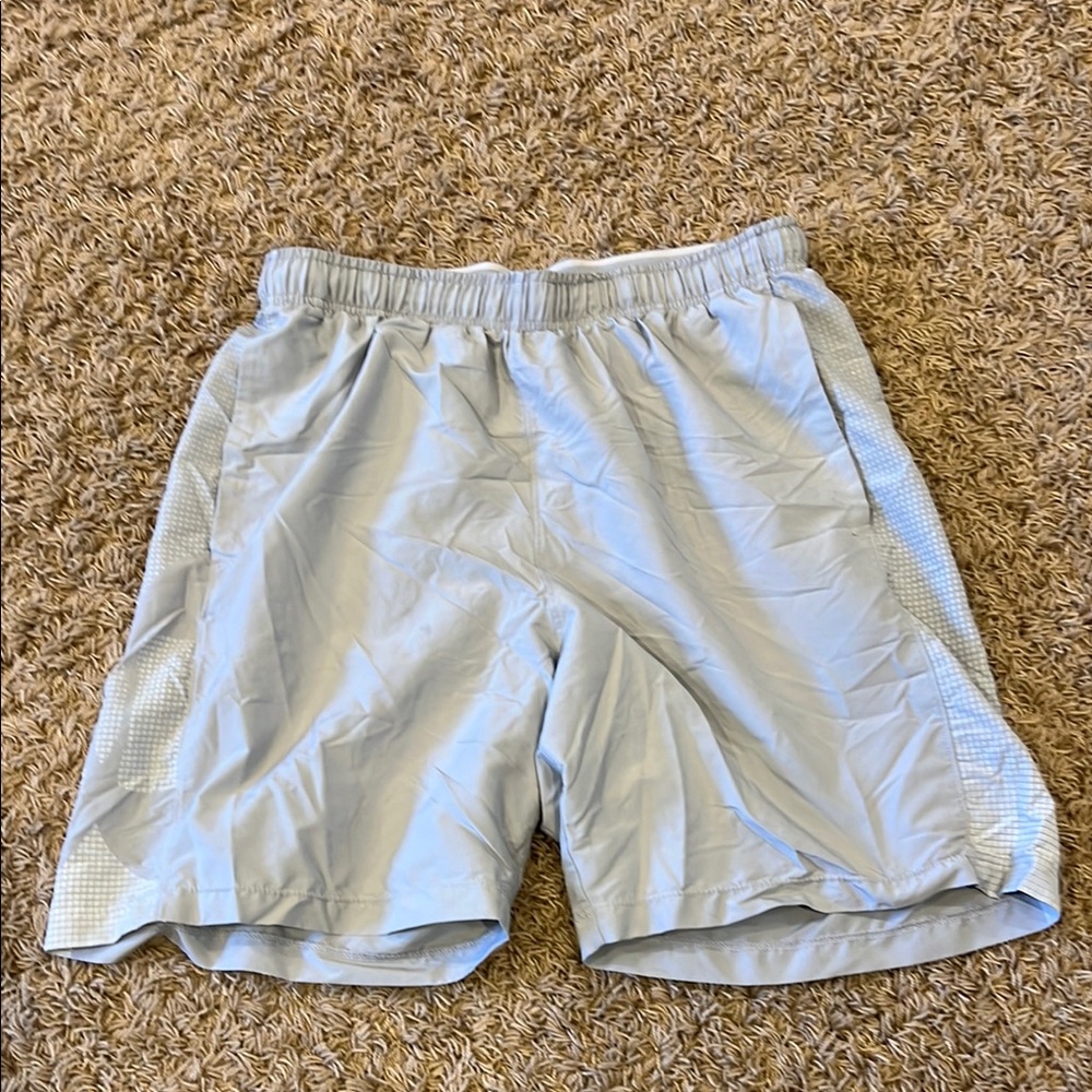 Men's Under Amour Light Gray Shorts Size Large with Pockets